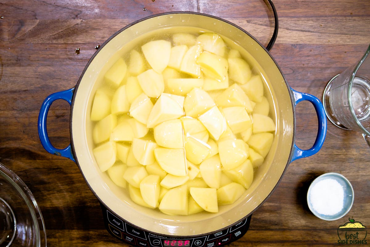 Boiling potatoes for mashed potatoes